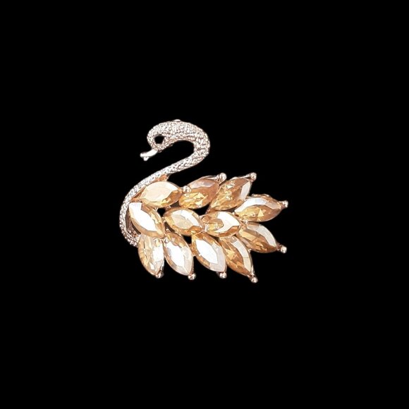 Jewelry - Elegant Crystal Rhinestone Swan Brooch Pin. *NEW*